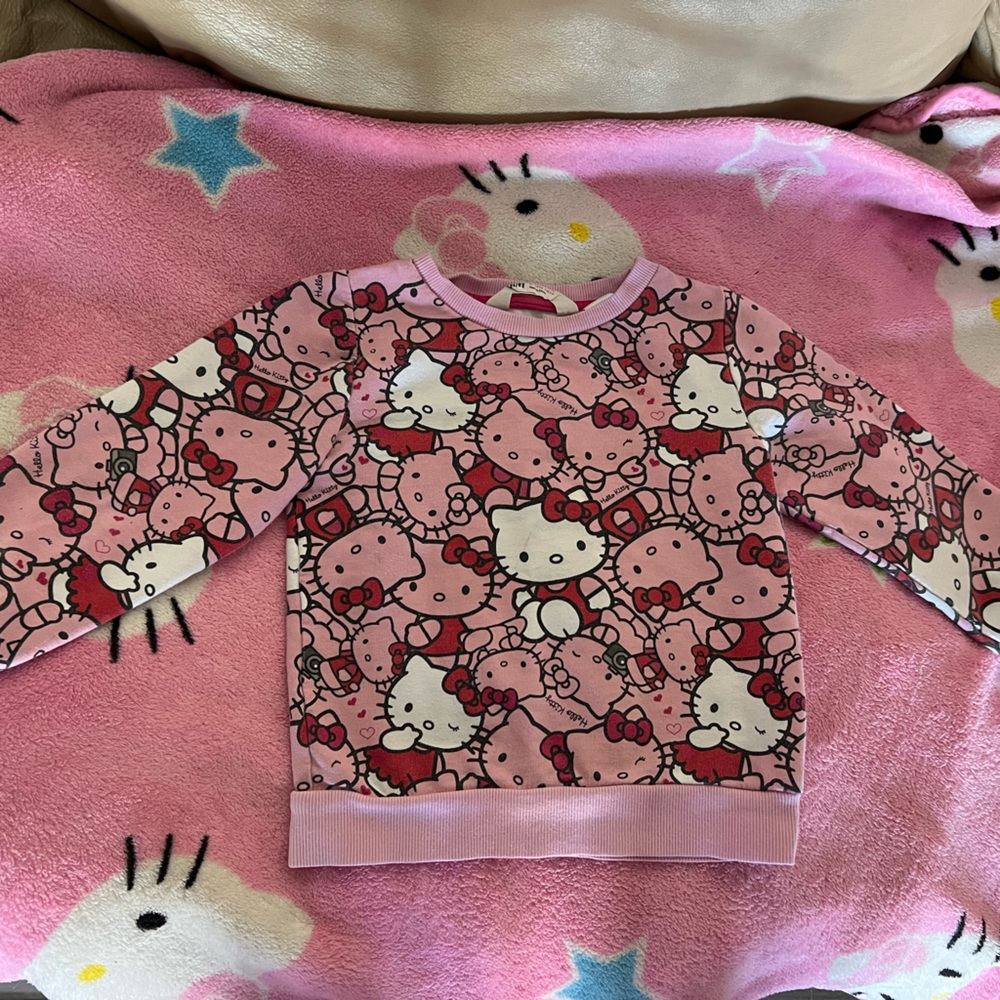 Cuteness! Hello kitty sweatshirt! Pink and cute! 😍